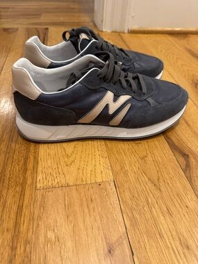 NEW MAGANNI Navy and Cream Leather-Suede Sneakers men’s 8.5 or women’s 10
